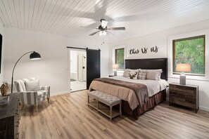 6 bedrooms, desk, WiFi