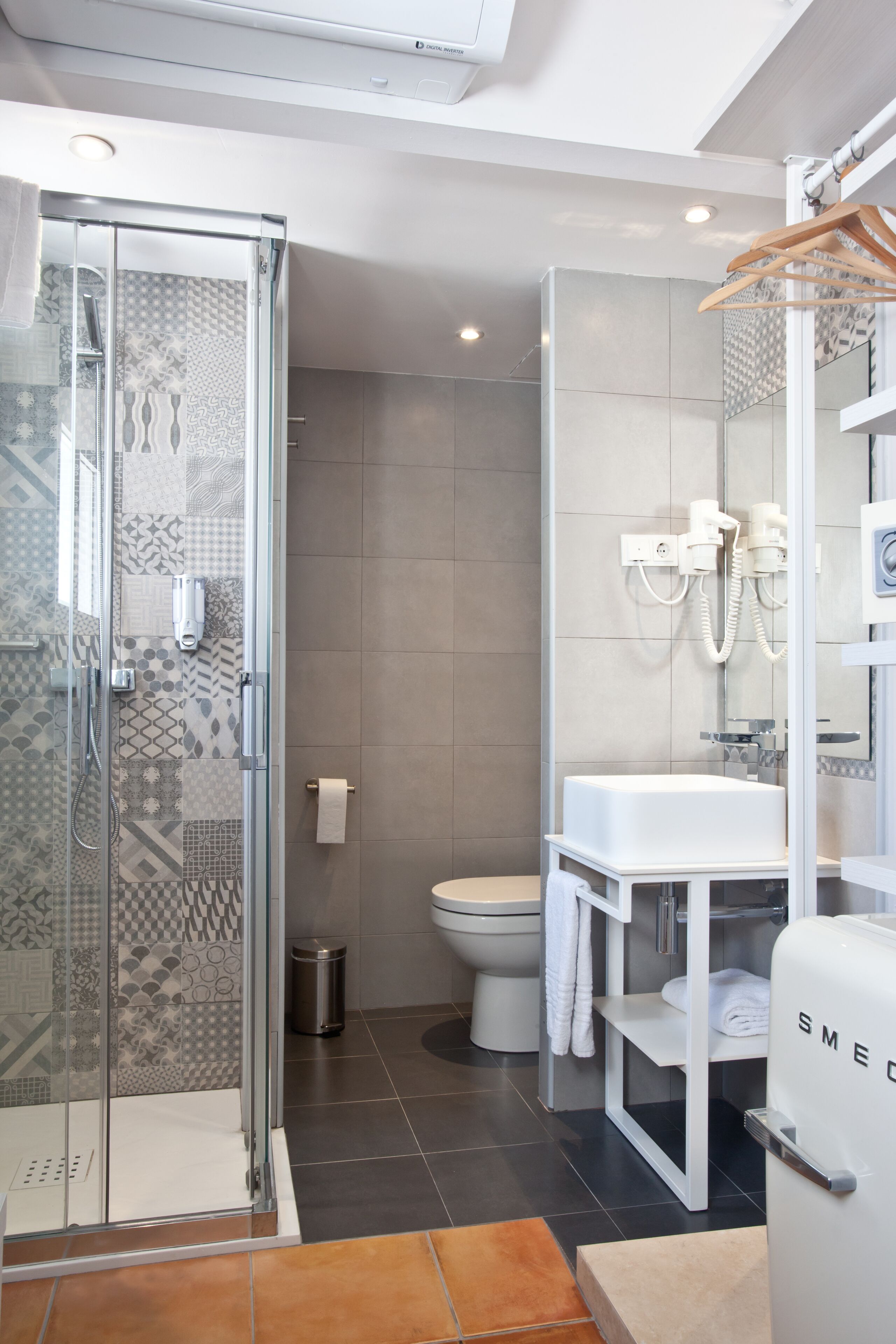 Luxury Single Room | Bathroom | Towels