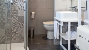 A modern bathroom with a glass shower enclosure, a white sink, and a toilet. - Ryans Pocket (Ibiza Town)