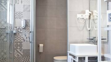 Luxury Single Room | Bathroom | Towels