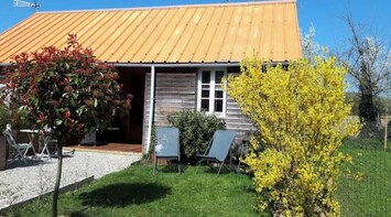 Le studio se trouve dans une annexe face à notre maison