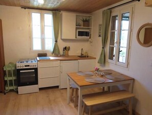 Fridge, microwave, oven, stovetop - La petite enseigne ⭐⭐ Near France's most beautiful km (Champeaux)