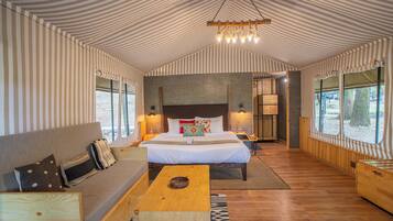 Surveyor Grand Suite Forest Valley View