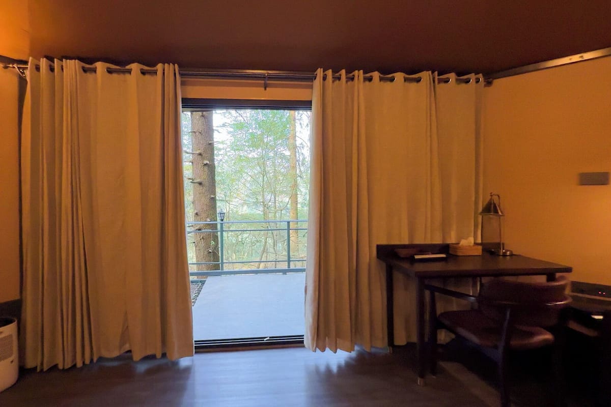 Zenith Luxury Cottage | Desk, iron/ironing board (on request), WiFi (free), bed sheets