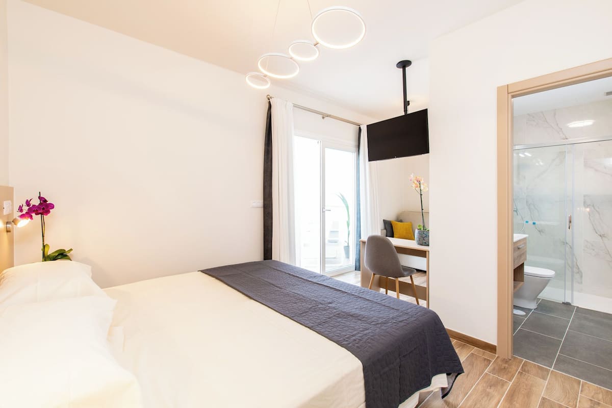 Minibar, in-room safe, desk, WiFi (free)