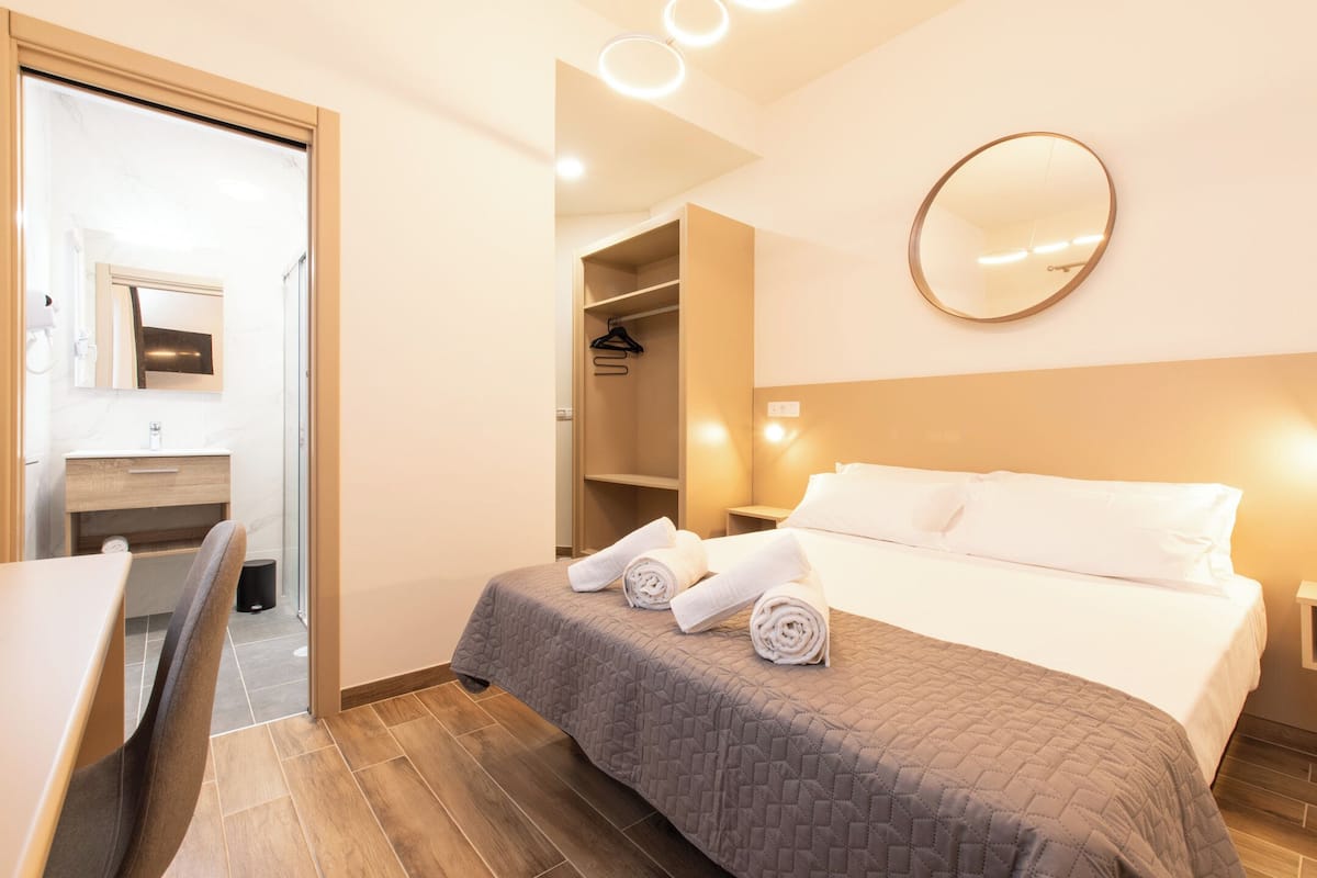 Minibar, in-room safe, desk, WiFi (free)