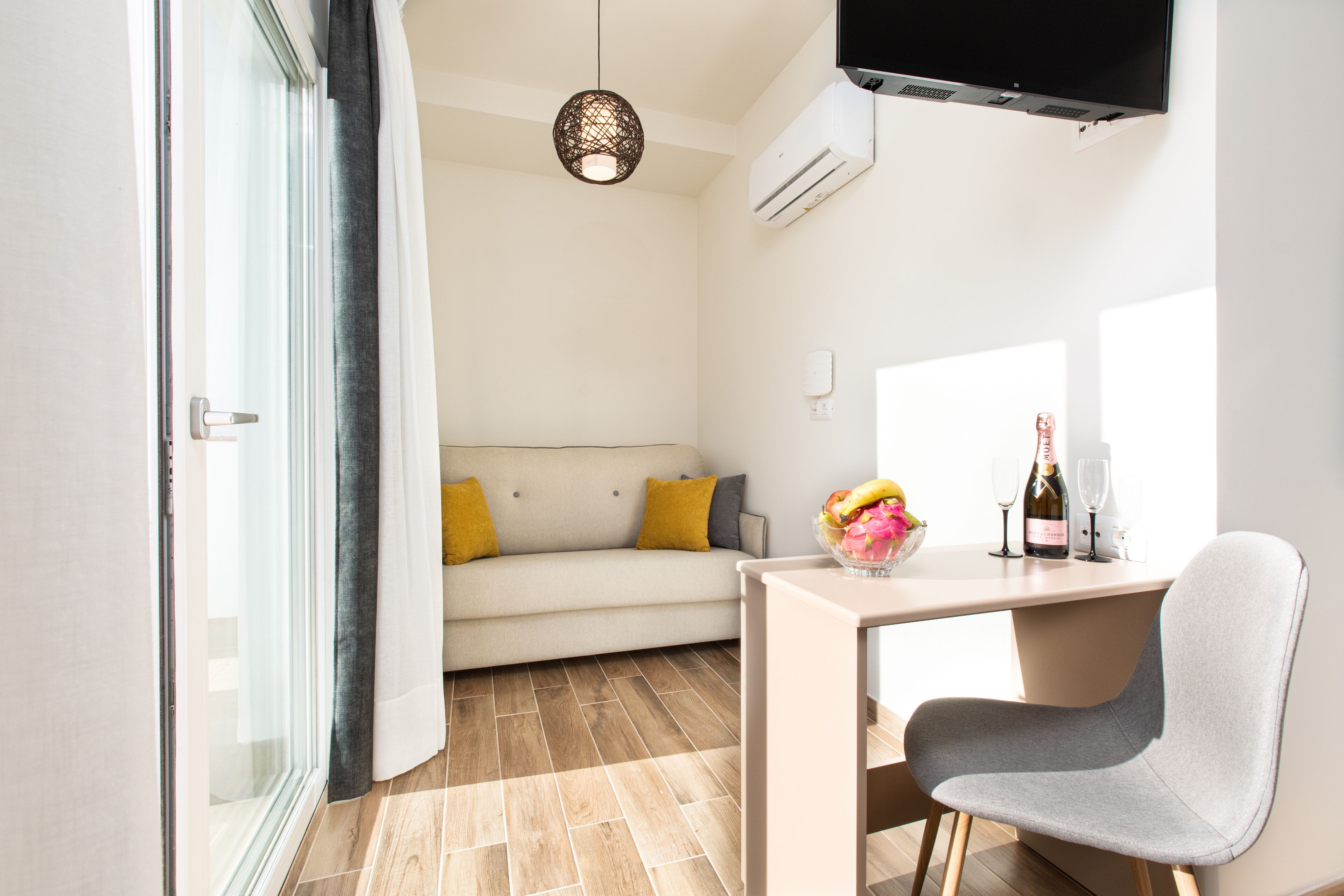 Minibar, in-room safe, desk, free WiFi