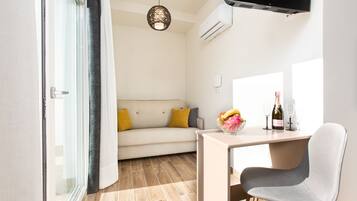 Minibar, in-room safe, desk, free WiFi