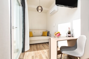มินิบาร์, ตู้นิรภัยในห้องพัก, โต๊ะทำงาน, Wi-Fi ฟรี