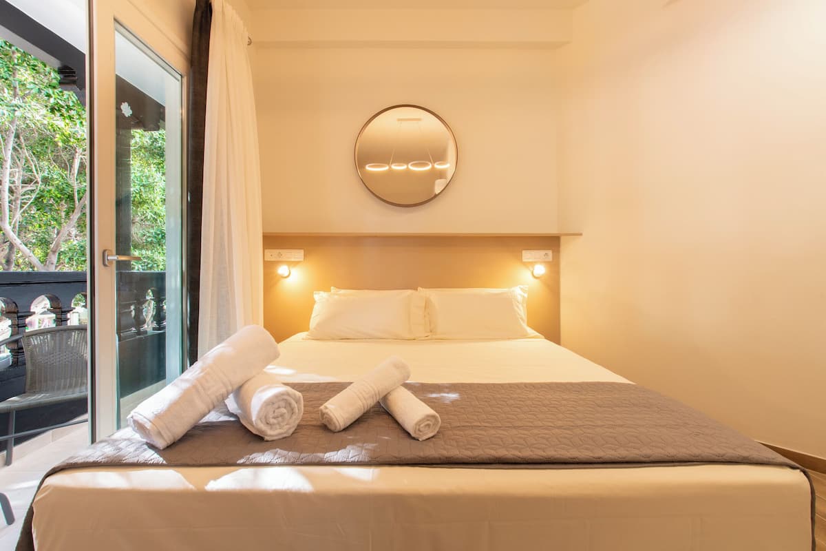 Minibar, in-room safe, desk, WiFi (free)