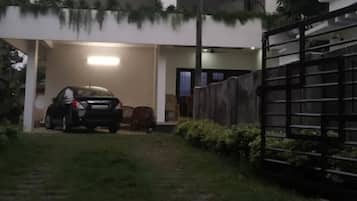 住宿正面 (夜晚)