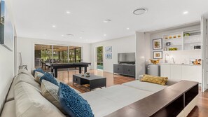 TV, fireplace - CLUBHOUSE POKOLBIN - THE VINTAGE HOLIDAY HOUSES (POKOLBIN)