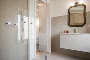 Shower, hair dryer, bidet, towels - 2 Soru Ortigia Holiday Home - Romantic two-room apartment (Siracusa)