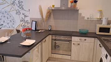 Een koelkast, een microgolfoven, een oven, een kookplaat