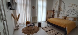 1 sovrum, skrivbord, strykjärn/strykbräda och resesäng