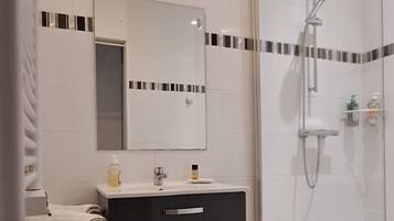 Douche, sèche-cheveux, serviettes fournies, savon