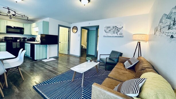 Un appartement moderne comprenant une cuisine, un coin repas et un salon.