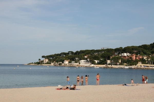 Plages de sable blanc à 400 m
Gravette-Ponteil-Salis - Le Cap d'Antibes à pied