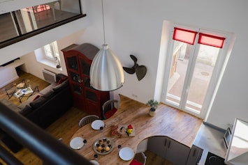 Vue depuis le mezzanine sur la piĂšce principale, l'esprit du loft ouvert
