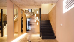 Een modern interieur met een trap, een hal en een bord aan de muur.