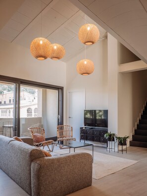 Dúplex Deluxe, 3 habitaciones | Área de sala de estar | Smart TV de 40 pulgadas con canales por cable y televisión