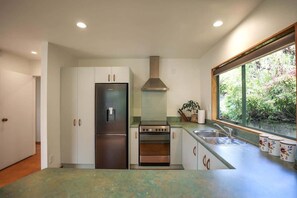 Refrigerador, microondas, horno, placa de cocina