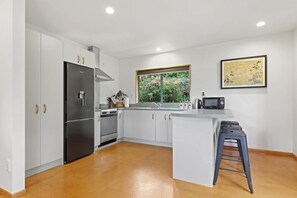 Kitchen - Millar's Hideaway - Lake Views, Walk to Beach (Rotorua)