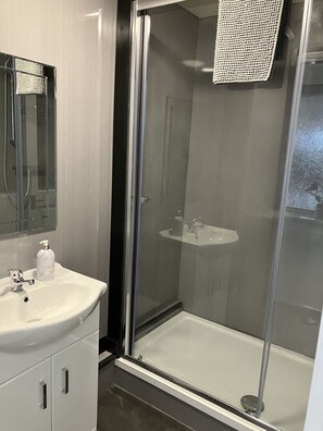 Departamento Deluxe | Baño | Regadera, regadera con hidromasaje, secadora de cabello, toallas