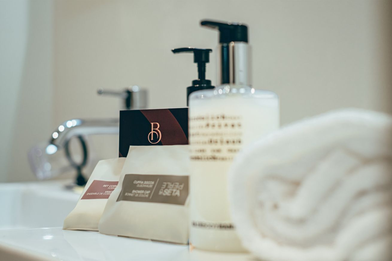 Douche, sèche-cheveux, bidet, serviettes fournies