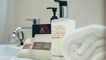 Dusche, Haartrockner, Bidet, Handtücher