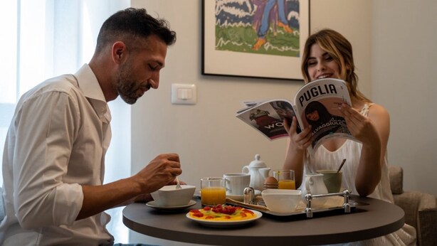 Une table mise pour le petit-déjeuner, avec un plateau et un magazine intitulé « Puglia ».