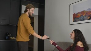 Un salon avec un canapé, une table basse et un tableau accroché au mur.