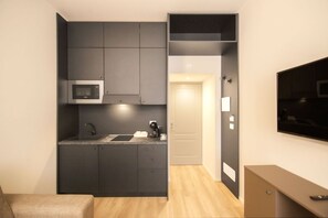 ثلاجة، ميكروويف، فرن، موقد طهي مسطح