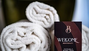 Douche, sĂšche-cheveux, bidet, serviettes fournies