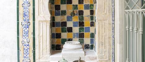 Petit déjeuner buffet (13.50 EUR par personne)