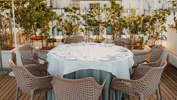 2 restaurants, breakfast served