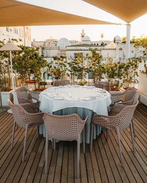 2 间餐厅,供应早餐