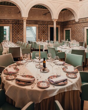 2 restaurants, breakfast served