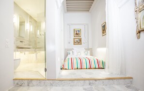 单人房 | 客房内保险箱、办公桌、熨斗/熨板、免费 WiFi