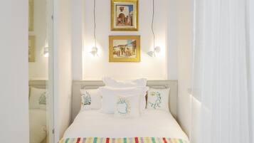 Single Room | In-room safe, desk, iron/ironing board, free WiFi