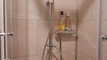 Dusche, Haartrockner, Handtücher, Seife