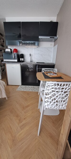 Kjøleskap, mikrobølgeovn, ovn og kokeplater