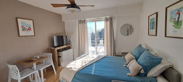 Skrivebord, strykejern/-brett, wi-fi (inkludert) og sengetøy