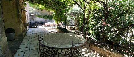 屋外ダイニングエリア