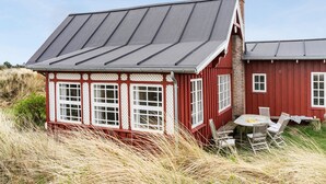 A red wooden house with a sloped roof and white-framed windows. - Beautiful home in Rømø with WiFi (Rømø)