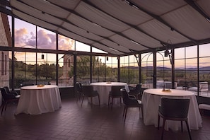 2 restaurants; ze serveren er ontbijt, lunch en diner 