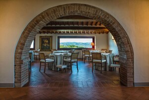 2 restaurantes, se sirve desayuno 