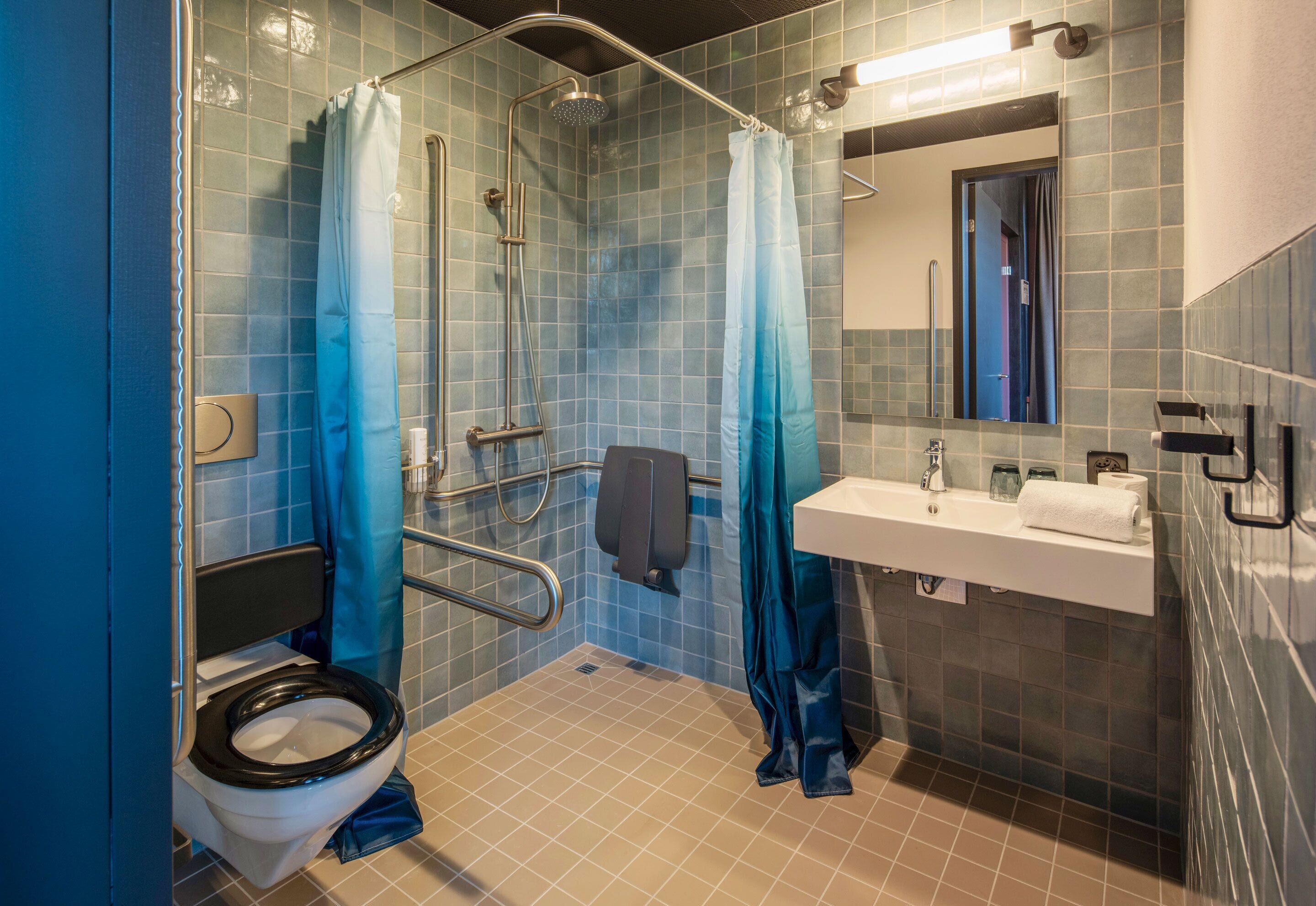 Un baño con ducha, inodoro y lavabo.