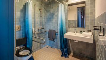 Un baño con ducha, inodoro y lavabo.