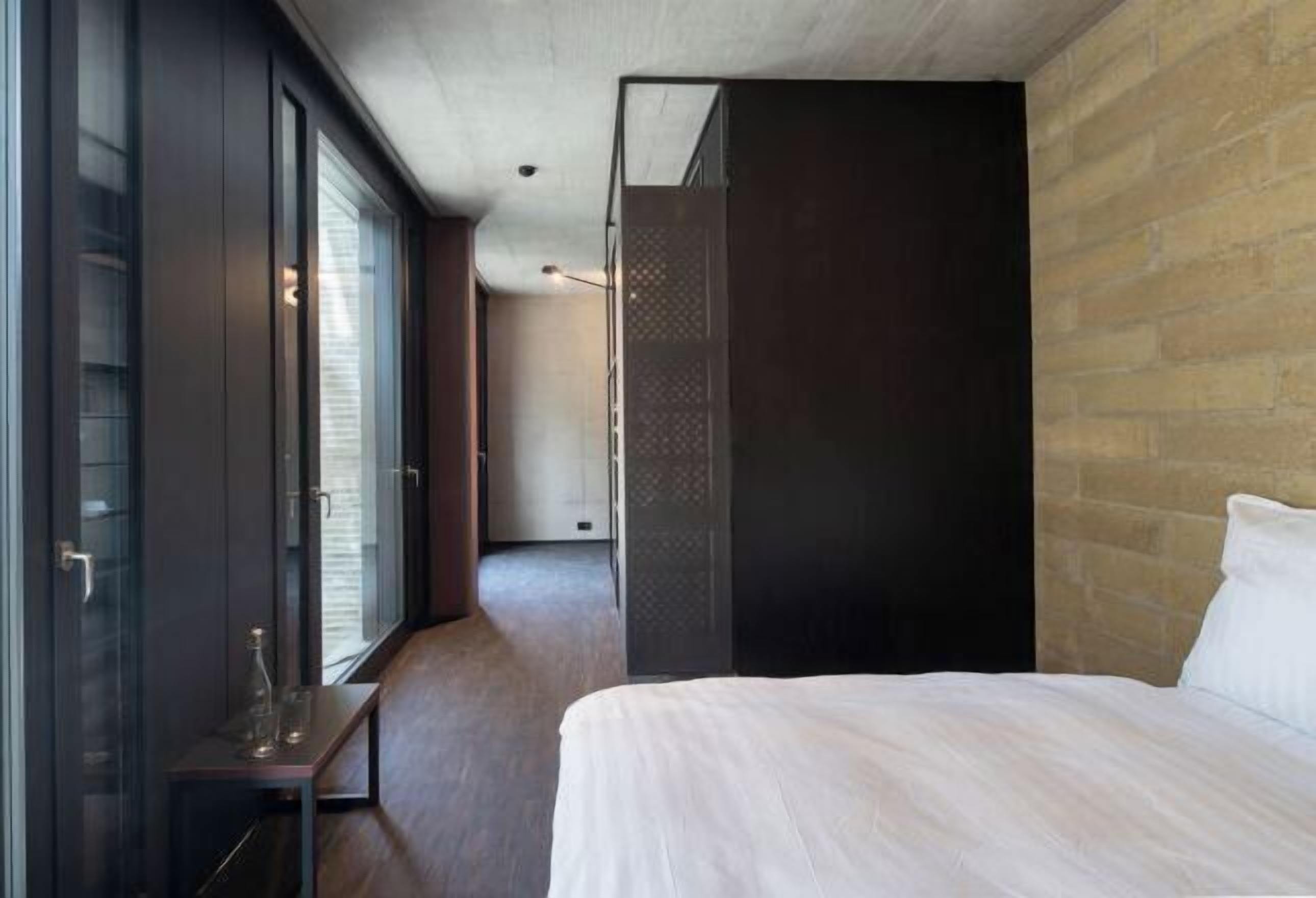 Minibar, in-room safe, desk, laptop workspace